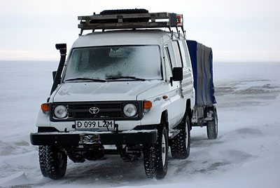 HZJ75 auf winterlicher Strasse bei Yirghis (Foto: Leonid)