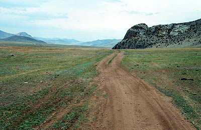 typische Erdpiste in der Nordmongolei