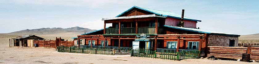 einsamer Truck-Stop zwischen Arvaykheer und Bayankhongor, Zentralmongolei