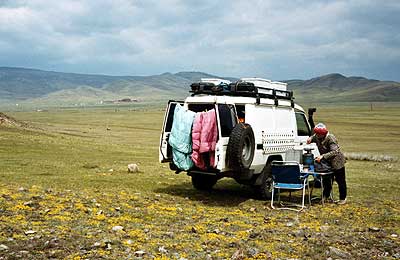 Selenge Aimag, Nord Mongolei: links im Hintergrund das Kloster Amarbayasgalant Khid